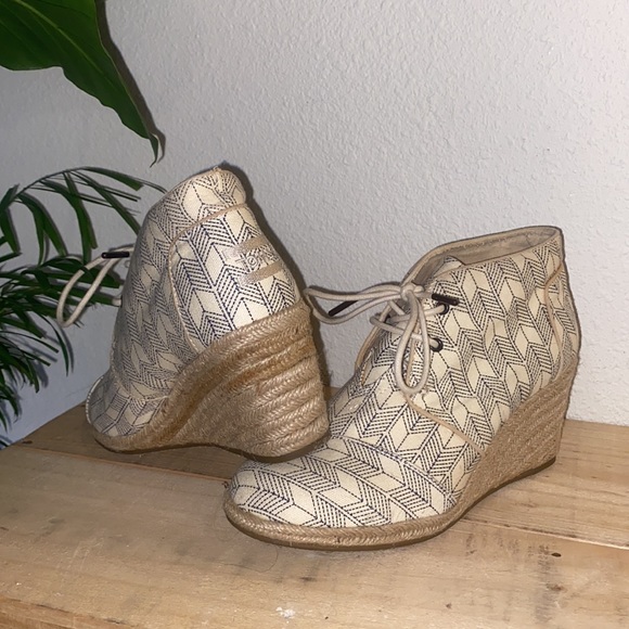 RARE Tom's Dessert Wedge Bootie - Picture 8 of 8